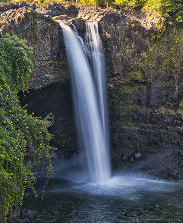 ハワイ島ヒロのレインボー滝