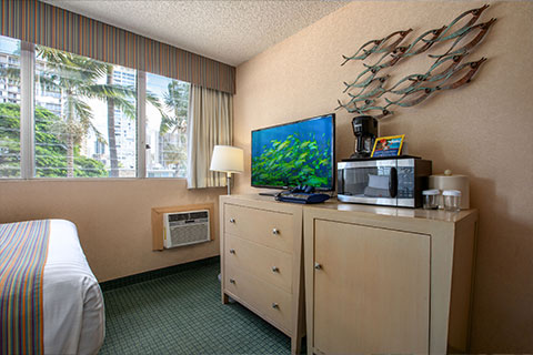 Aqua-Aloha-Surf-Waikiki-Moderate-Room-Bed-2-480x320.jpg