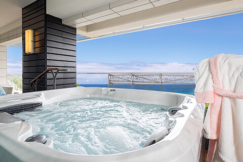 Jaccuzzi tub on balcony with ocean views