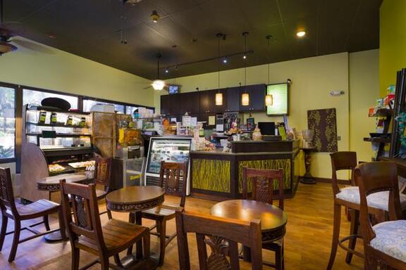 aston-at-the-waikiki-banyan-amenities-cafe-640x427.jpg