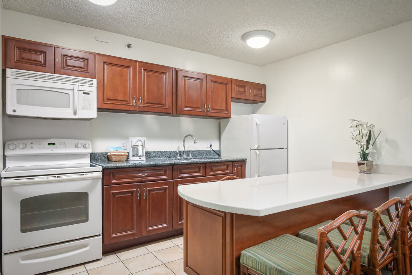 1-Bedroom Deluxe Ocean View fully equipped kitchen and dining area.