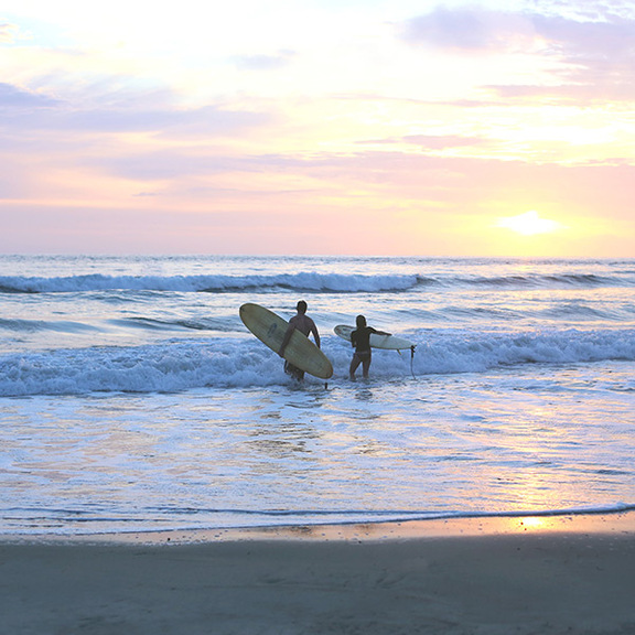ハワイ・オアフ島でサーフィンを楽しむカップル