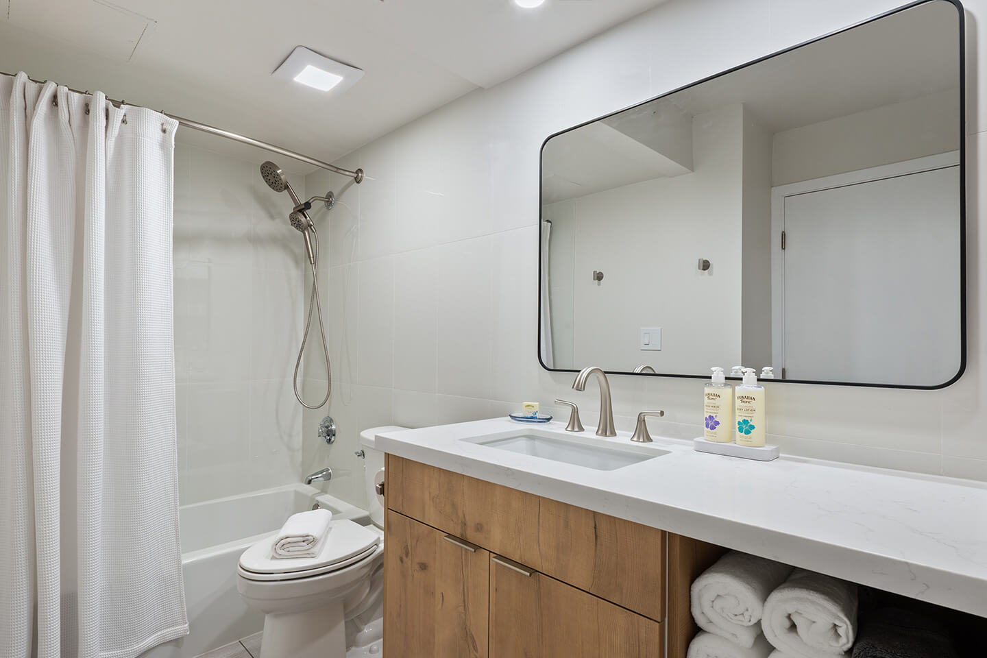 Bathroom with shower/tub combo.