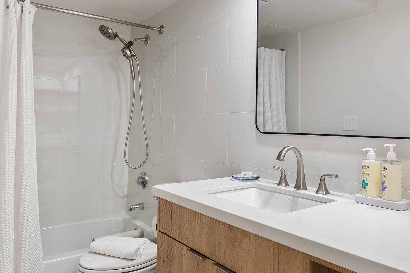 Bathroom with shower/tub combo.