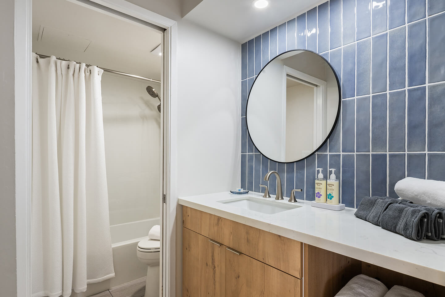 Bathroom with shower/tub combo.