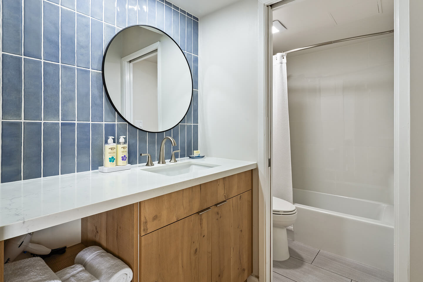 Bathroom with shower/tub combo.