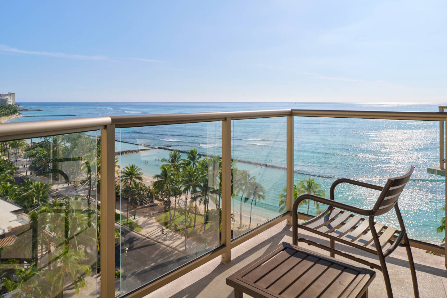 オーシャンビュー・ルーム バルコニー（椅子付） ワイキキビーチの眺望を楽しむことができます。