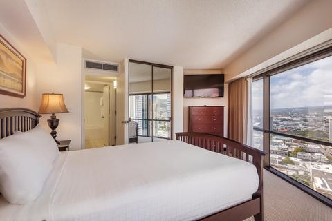One-Bedroom Executive Mountain View Suite Bedroom