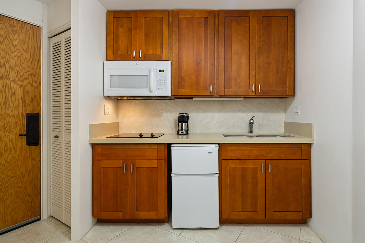Business Suite Deluxe Mountain View Kitchen