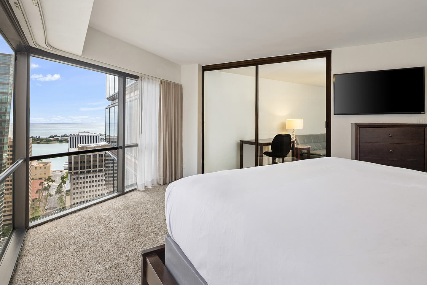 Business Suite Deluxe Mountain View Bedroom