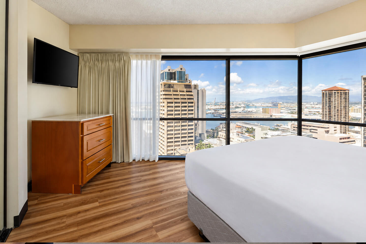 One-Bedroom Executive Ocean View Suite Bedroom