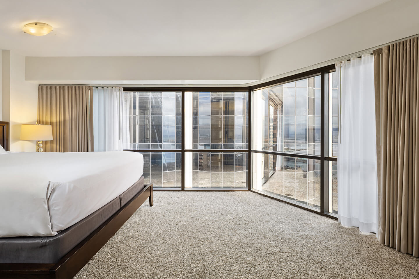 Business Suite Deluxe Mountain View Bedroom