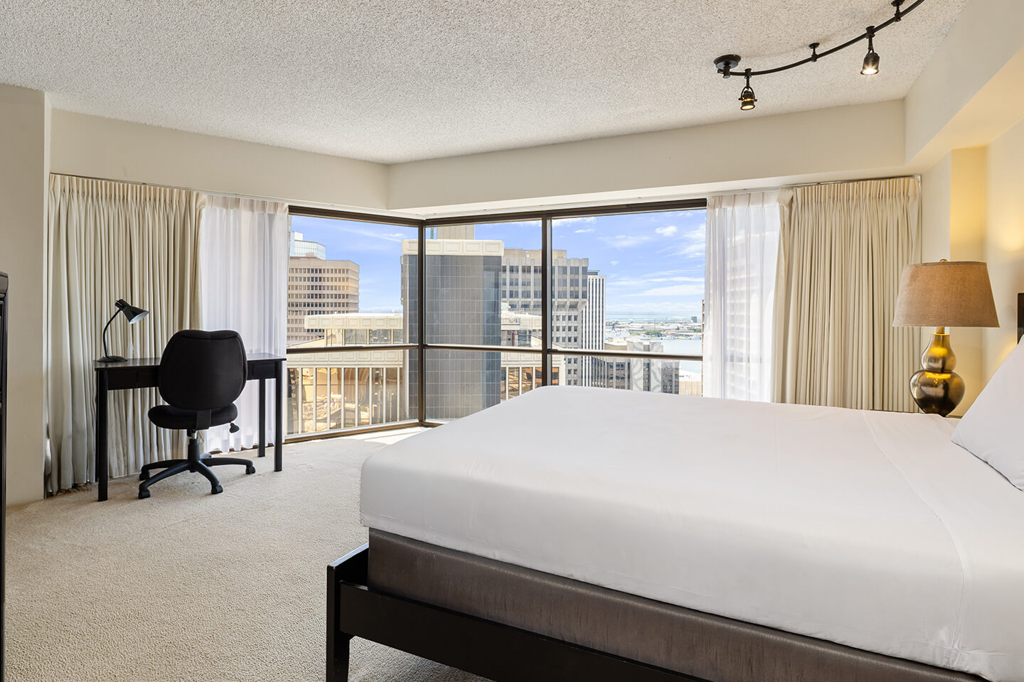 Business Suite Deluxe Ocean View Bedroom