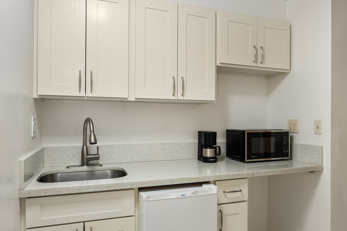 Business Suite Deluxe Mountain View Kitchen