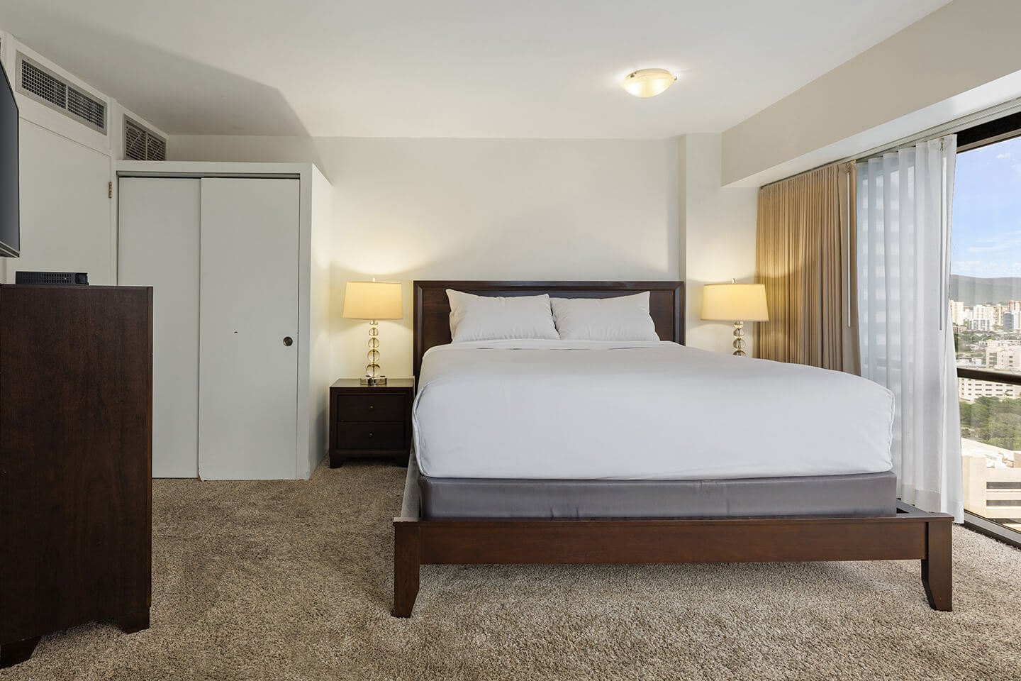 Business Suite Deluxe Mountain View Bedroom