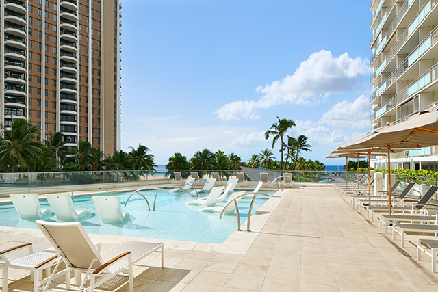 Ilikai hotel pool day