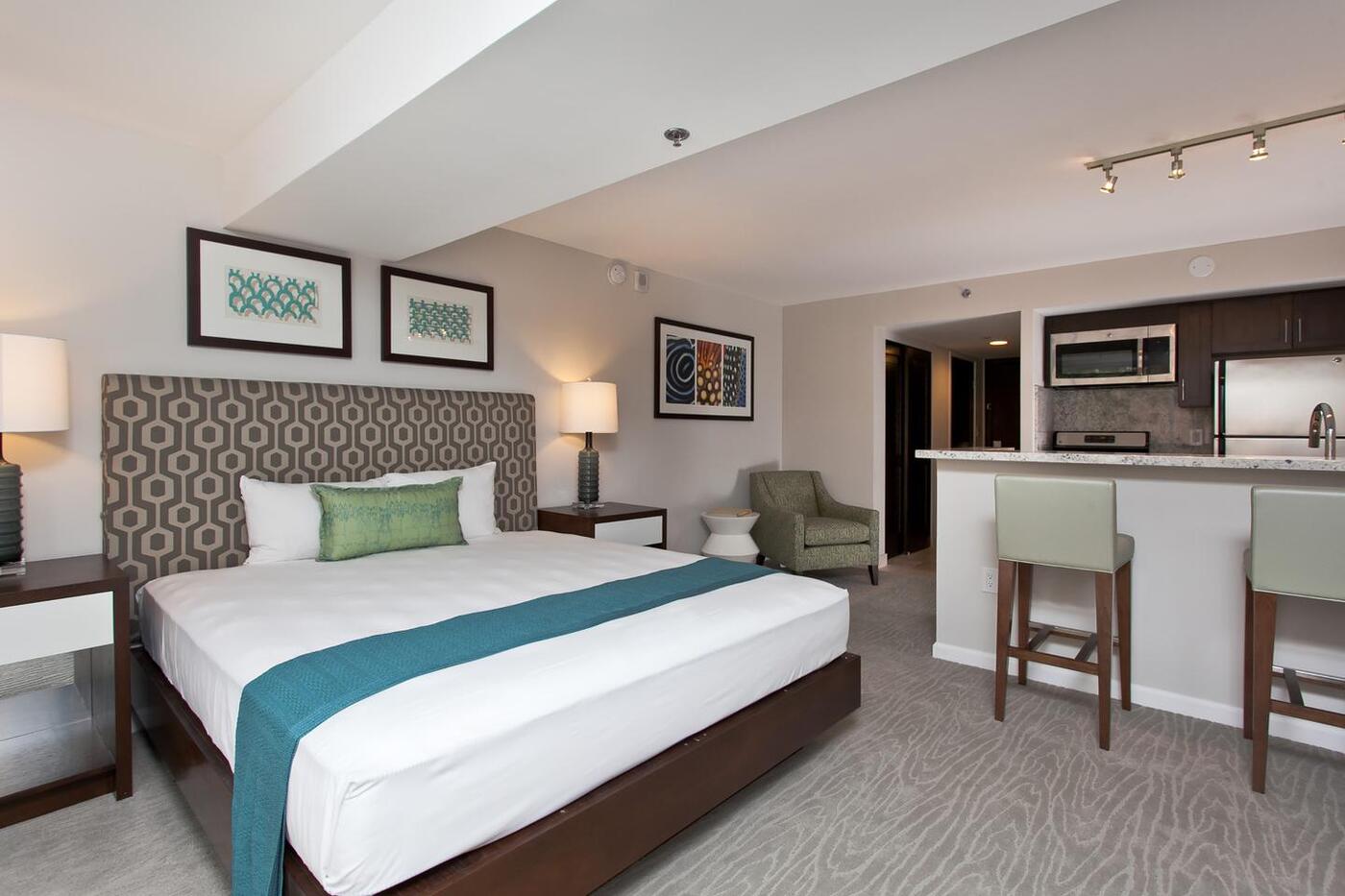 ilikai-hotel---luxury-suites-jr-suite-poolside-view-c-1440x960.jpg