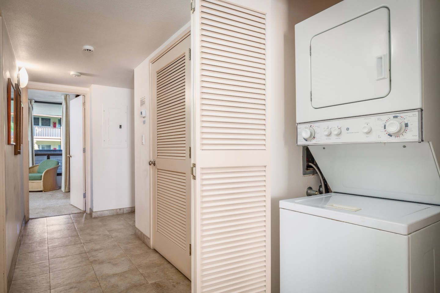 One-Bedroom Ocean View in-room washer and dryer single unit tucked away in the hallway closet 