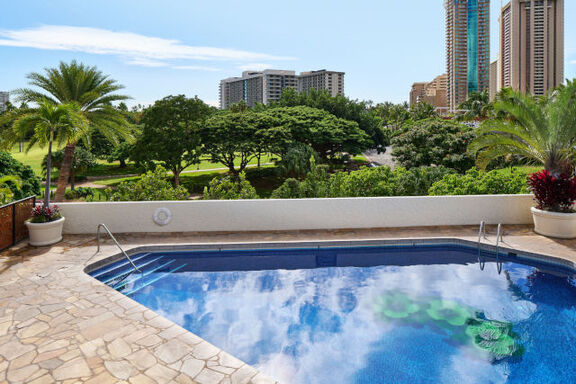 Luana-Waikiki-Hotel-and-Suites_Pool-View_640x427.jpg