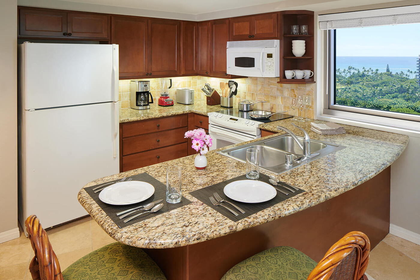 luana-waikiki-1br-ocean-view-suite-full-kitchen-opt-1440.jpg