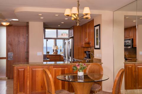 One-Bedroom Premium Oceanfront Dining Area