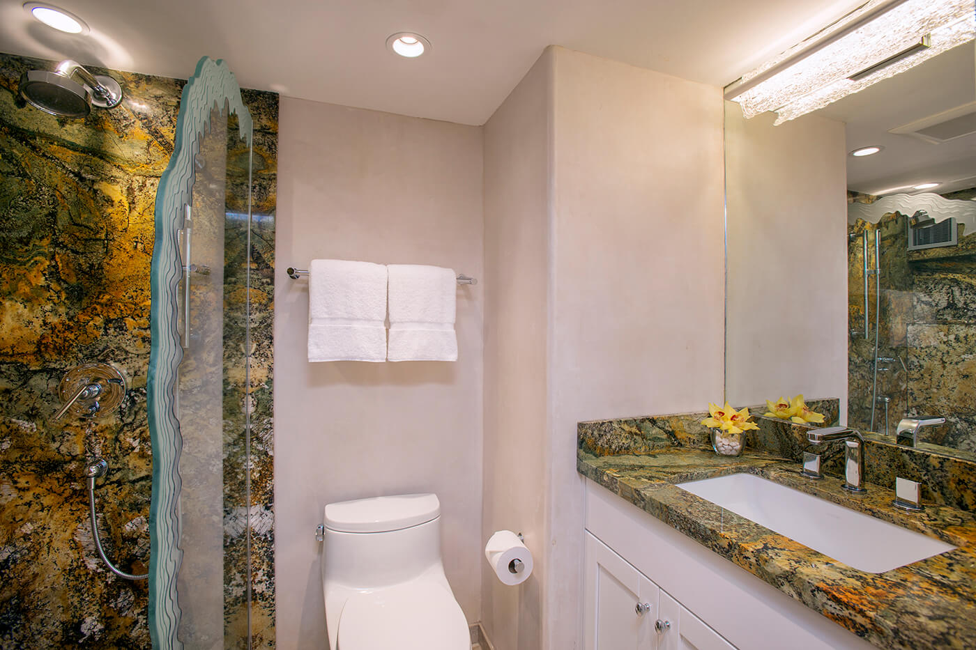 Studio Premium Oceanfront Bathroom