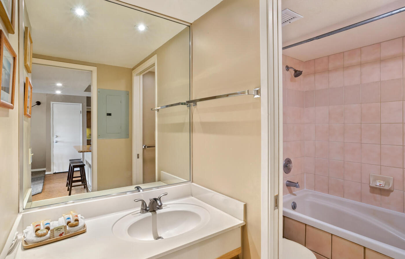 One-Bedroom Partial Ocean View Suite Bathroom