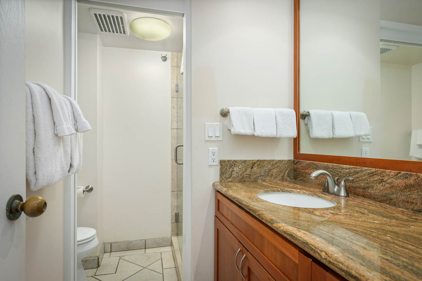 1-Bedroom Oceanfront Suite bathroom with towels