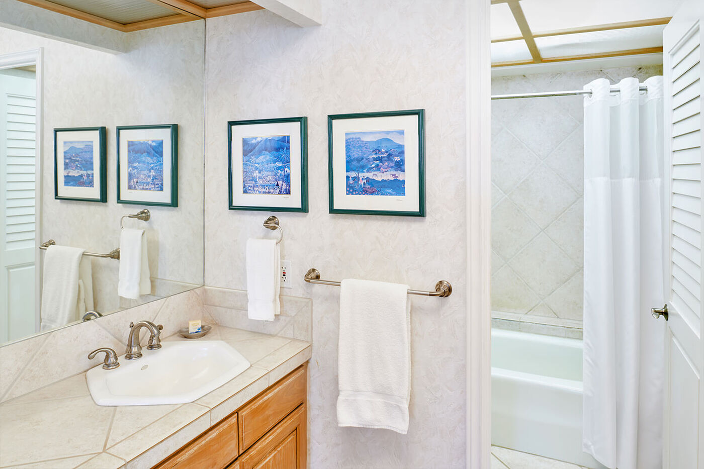 One-Bedroom Ocean View Suite Bathroom